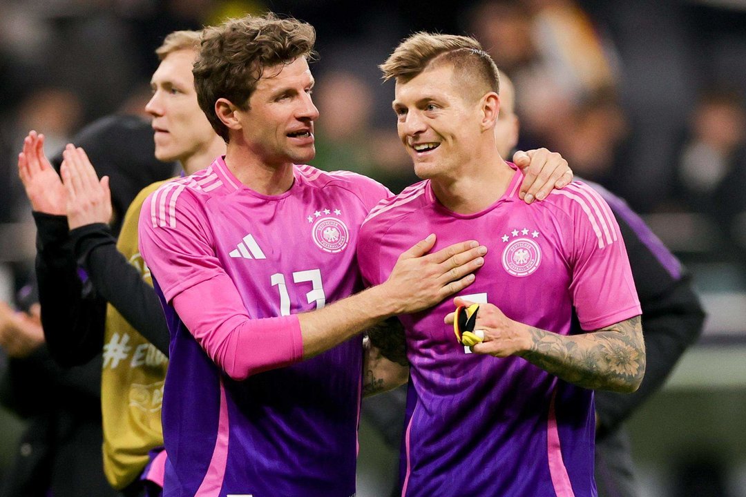 Toni Kroos (d) junto a Thomas Müller celebra un gol ante Países Bajos, en el segundo partido tras su regreso a la selección alemana. EFE/EPA/FRIEDEMANN VOGEL
