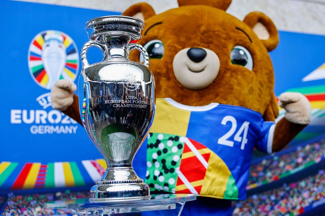Albaert, la mascota de la Eurocopa 2024, junto al trofeo en el Estadio Olímpico de Berlín el pasado 24 de abril. EFE/EPA/HANNIBAL HANSCHKE