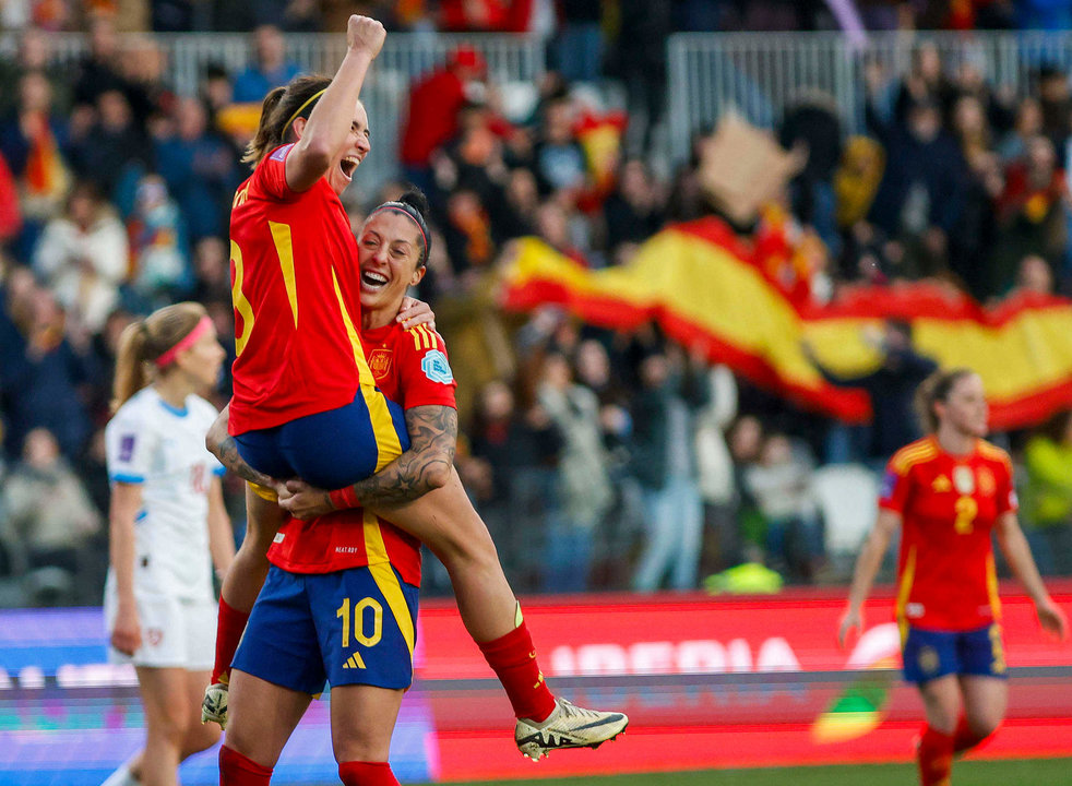 Las jugadoras españolas celebran un tanto ante República Checa durante el partido clasificatorio para la Eurocopa de 2025 entre España y la República Checa disputado este martes en el estadio de El Plantío de Burgos. EFE/Santi Otero