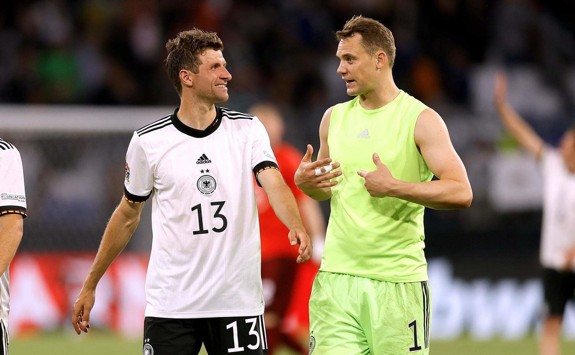 El delantero alemán Thomas Müller (I) junto al portero Manuel Neuer, durante un partido de la selección alemana. EFE/EPA/Ronald Wittek