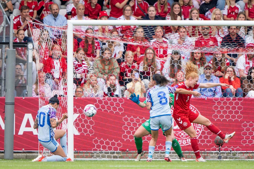 Jennifer Hermoso anota el primer gol del partido contra Dinamarca, durante el partido de clasificación para la EURO 2025, en Vejle. (Dinamarca, España) EFE/EPA/Bo