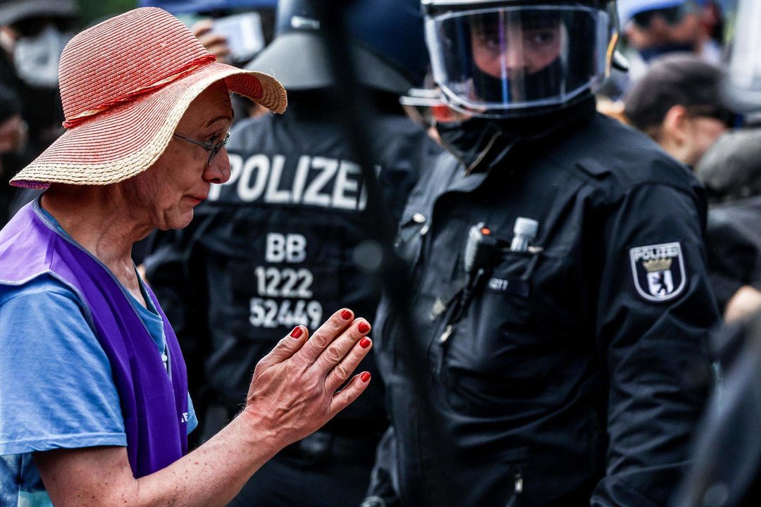 Foto de la policía antidisturbios alemana. EFE/EPA/FILIP SINGER