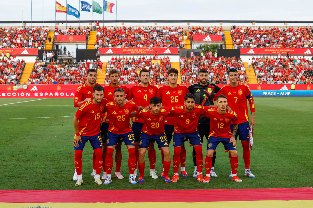 Los jugadores de la selección española de fútbol posan antes del partido amistoso en el estadio Nuevo Vivero, en Badajoz. EFE/Julio Muñoz