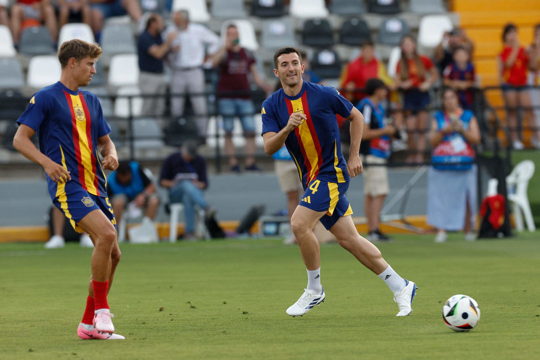 Marcos Llorente (i) junto Daniel Vivian, antes del partido amistoso que España y Andorra disputaron el miércoles en el estadio Nuevo Vivero, en Badajoz. EFE/Julio Muñoz
