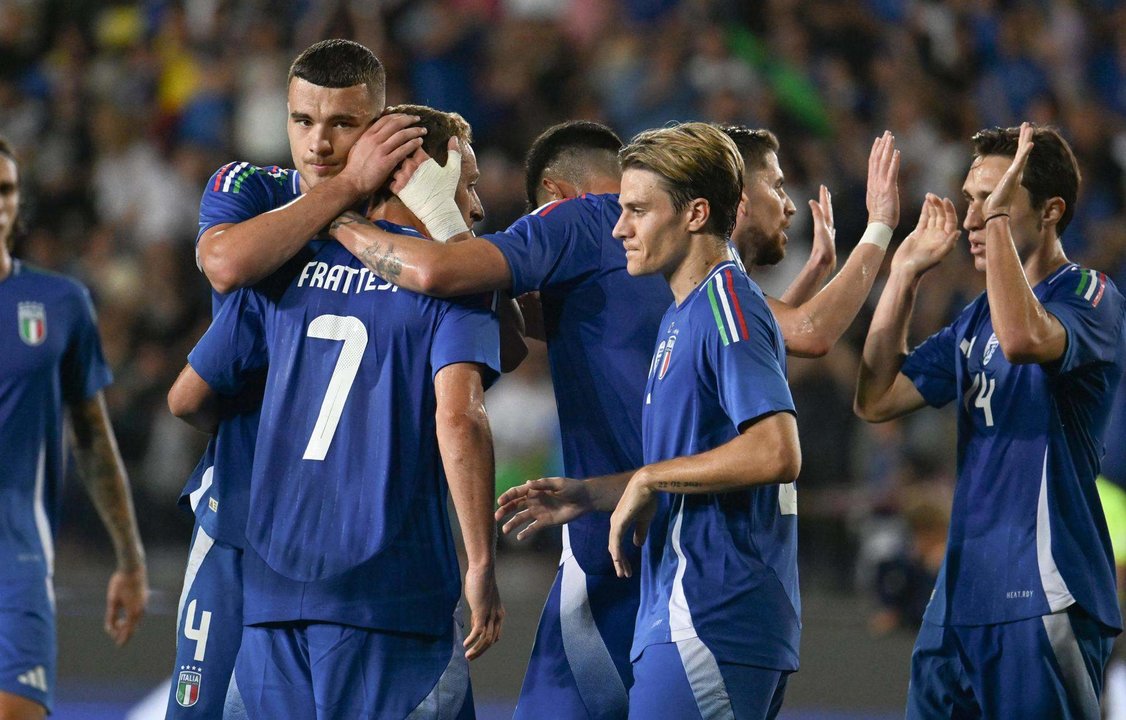 El jugador de Italia Davide Frattes (2-I, de espaldas) celebra con sus compañeros el 1-0 durante el partido amistoso que han jugado Italia y Bosnia en Empoli, Italia. EFE/EPA/CLAUDIO GIOVANNINI
