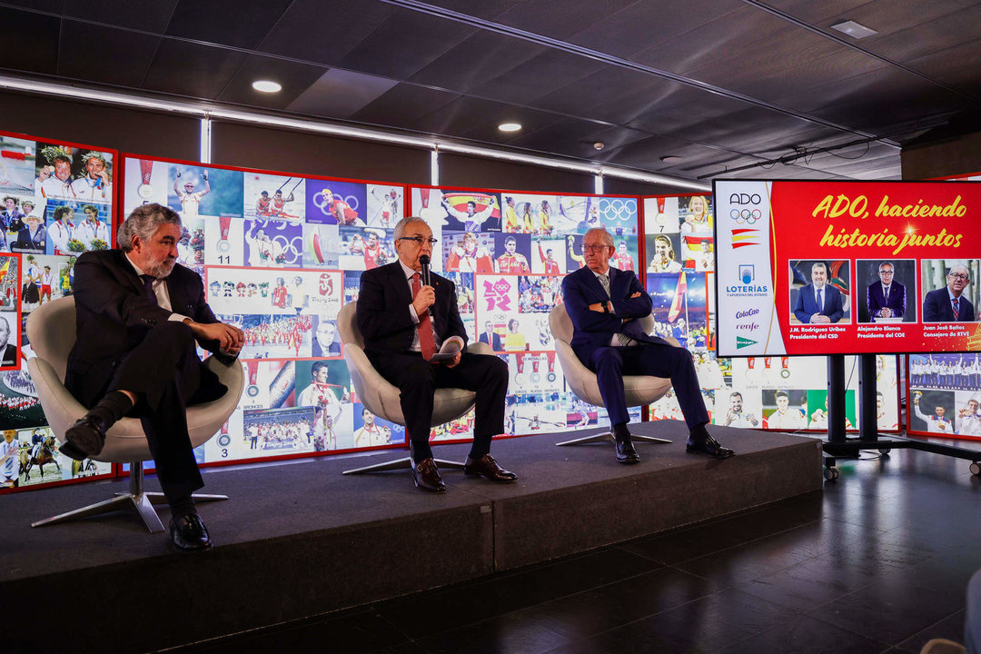 MADRID, 11/06/2024.- El presidente del Comité Olímpico Español, Alejandro Blanco (c), el presidente del Consejo Superior de Deportes, José Manuel Rodríguez Uribes (i), y el consejero de RTVE Juan José Baños posan junto a varios deportistas como Carolina Marín (2d, detrás), durante el acto "Haciendo historia juntos" de la Asociación Deportes Olímpicos ADO. EFE/Lucía Goñi