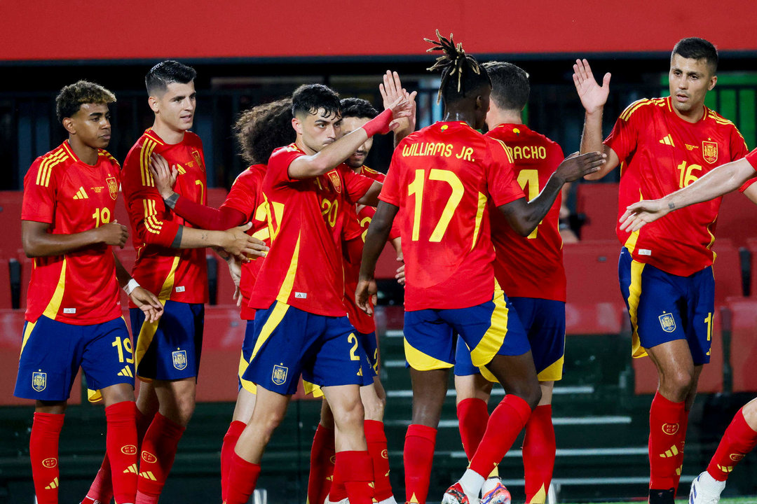 El centrocampista de España Pedri (4i) celebra el primer gol de su equipo ante Irlanda del Norte, durante el partido amistoso de fútbol disputado este sábado en el estadio de Son Moix. EFE/CATI CLADERA