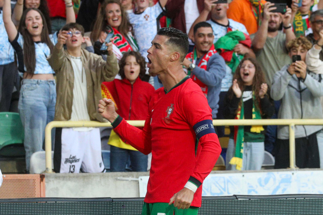 Cristiano Ronaldo celebra tras marcar el 2-0 durante el partido amistoso ante Irlanda, previo a la Eurocopa. EFE/Carlos García