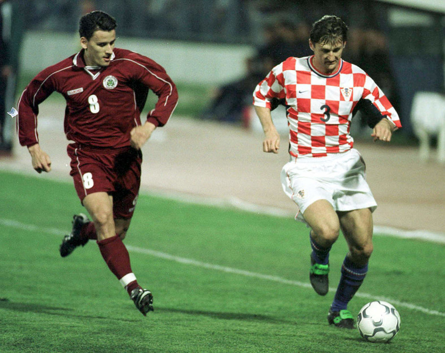Robert Jarni (d), durante un partido de la selección croata ante Letonia en la fase de clasificación del Mundial de 2020. EPA PHOTO EPA/STRINGER/Archivo