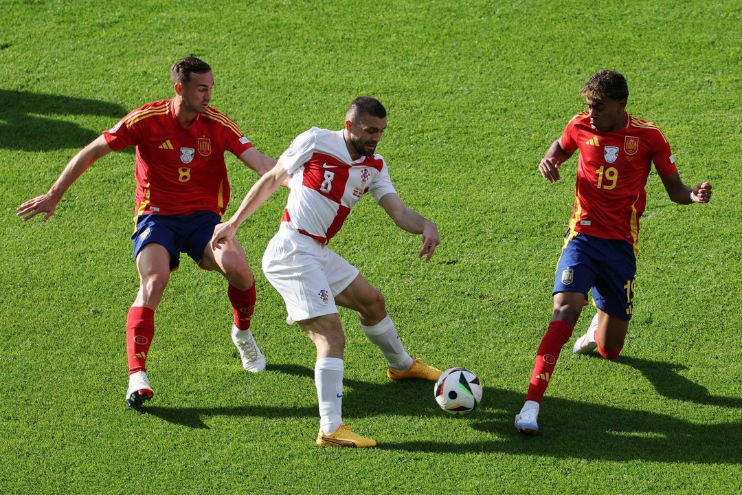 El croata Mateo Kovacic (c) en acción ante Fabian Ruiz (I) y Lamine Yamal en el partido del grupo B entre España y Croacia en Berlín, Alemania. EFE/EPA/ABEDIN TAHERKENAREH