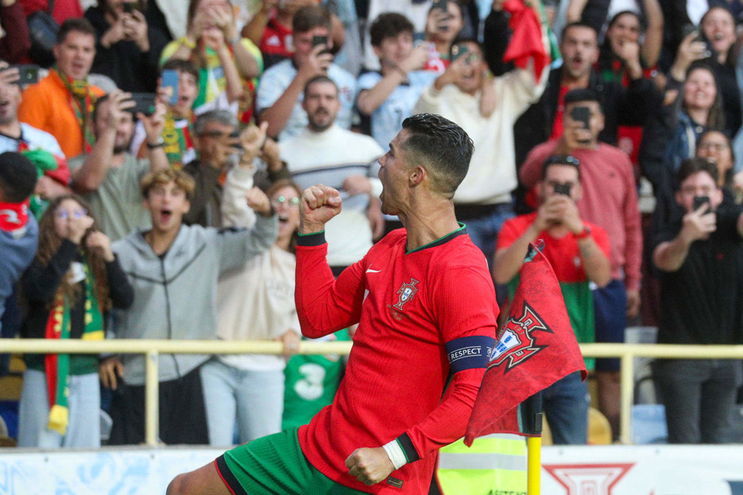 El delantero de la selección portuguesa Cristiano Ronaldo celebra tras marcar el 2-0 durante el partido amistoso que los combinados nacionales de Portugal e Irlanda disputaron recientemente en Aveiro (Portugal). EFE/Carlos García