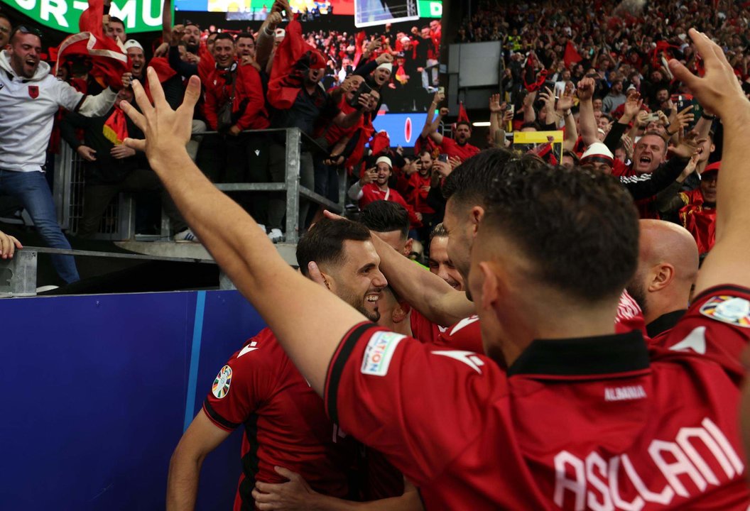 Nedim Bajrami de Albania (C) celebra el 1-0 con aficionados y compañeros de equipo durante el partido de fútbol del grupo B de la Eurocopa 2024 entre Italia y Albania, en Dortmund, Alemania. EFE/EPA/FRIEDEMANN VOGEL