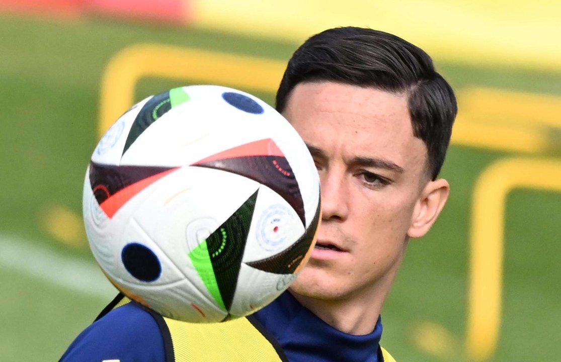 El italiano Giacomo Raspadori, delantero del Nápoles, durante el entrenamiento de ayer. EFE/EPA/DANIEL DAL ZENNARO