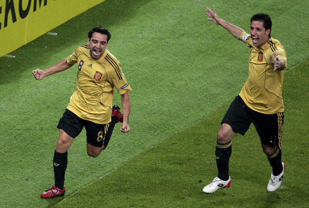 El jugador español Xavi Hernandez (i) celebra con su compañero Joan Capdevila (d) tras conseguir anotar el primer gol para su equipo ante Rusia en el partido de semifinales de la Eurocopa 2008. EFE/HELMUT FOHRINGER
