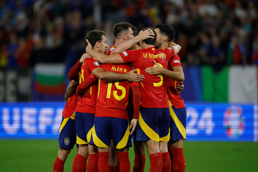 Los jugadores de la selección española celebran su victoria a la finalización del encuentro de la fase de grupos de la Eurocopa 2024 que España e Italia disputaron este jueves en el Arena AufSchalke, Gelsenkirchen (Alemania). EFE/Alberto Estévez