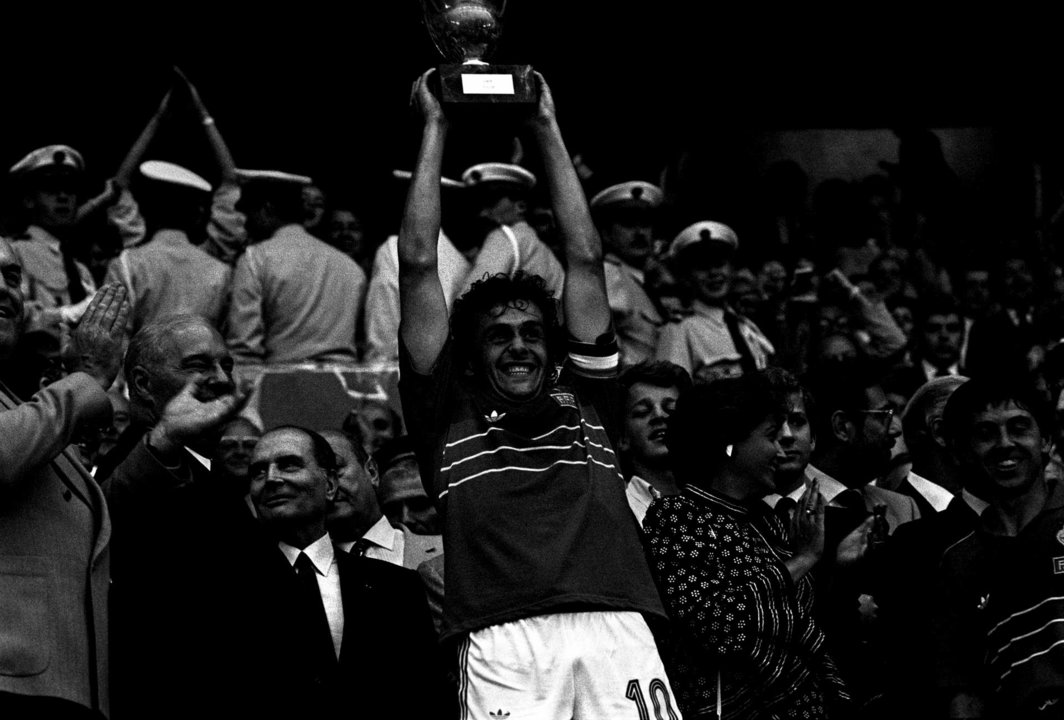 El capitán de la selección francesa, Michel Platini (c), levanta el trofeo de la Eurocopa de 1984 en el Parque de los Príncipes de París. EFE