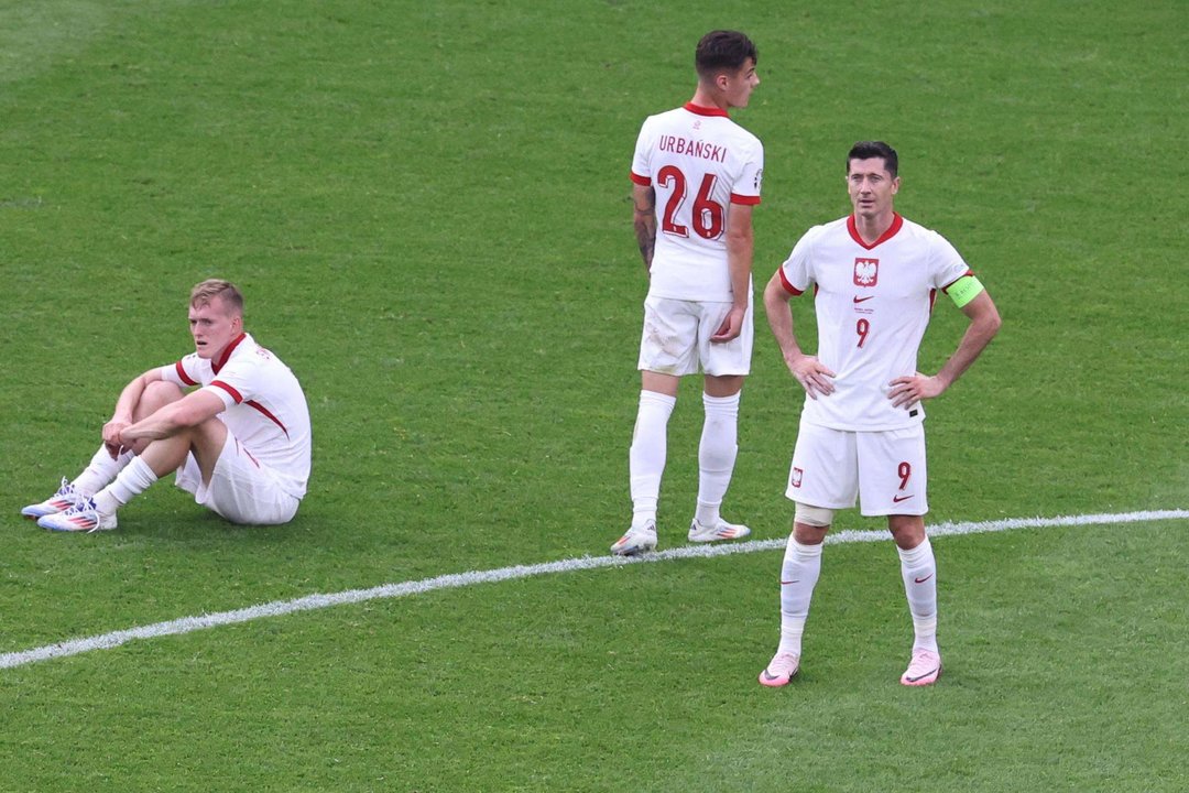 El delantero polcao Robert Lewandowski (d) durante el partido del grupo D que han jugado Polonia y Austria en Berlín, Alemania. EFE/EPA/ABEDIN TAHERKENAREH