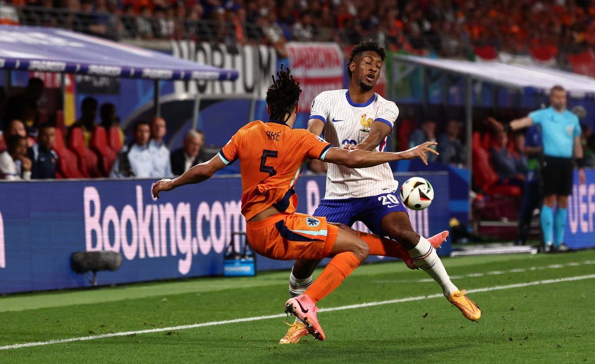 El neerlandés Nathan Ake (I) y el francés Kingsley Coman durante el partido del grupo D que han jugado Países Bajos y Francia en Leipzig, Alemania. EFE/EPA/ANNA SZILAGYI