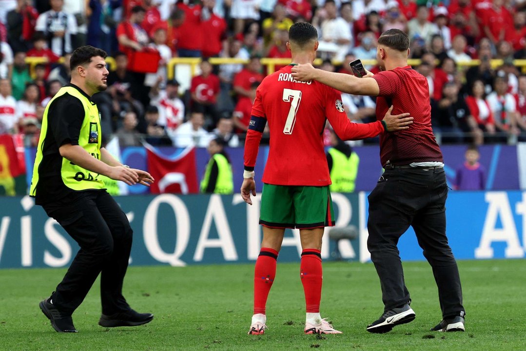 Un espontáneo salta al césped de Dortmund para saludar a Cristiano Ronaldo EFE/EPA/FRIEDEMANN VOGEL