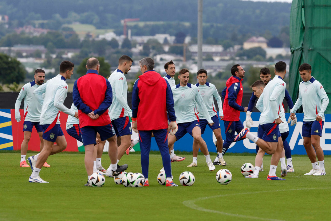 Los jugadores de la selección de España, durante un entrenamiento celebrado en Donaueschingen (Alemania). EFE/ J.J. Guillén