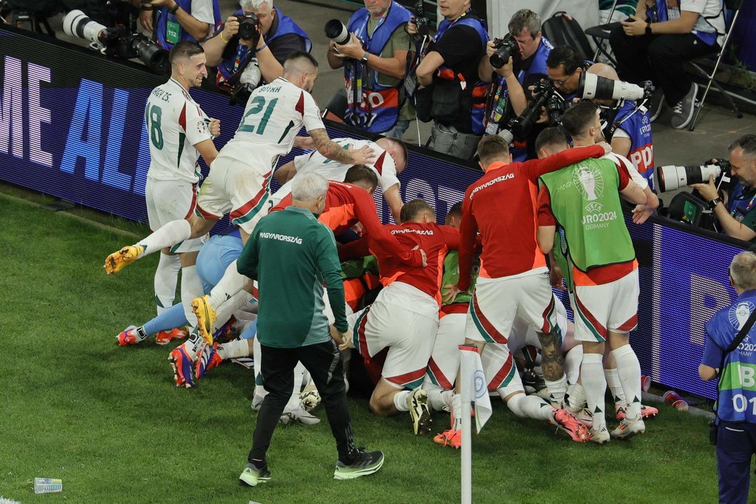 Los jugadores de Hungría celebran el 0-1 durante el partido del grupo A que han jugado Escocia y Hungría en Stuttgart, Alemania. EFE/EPA/RONALD WITTEK