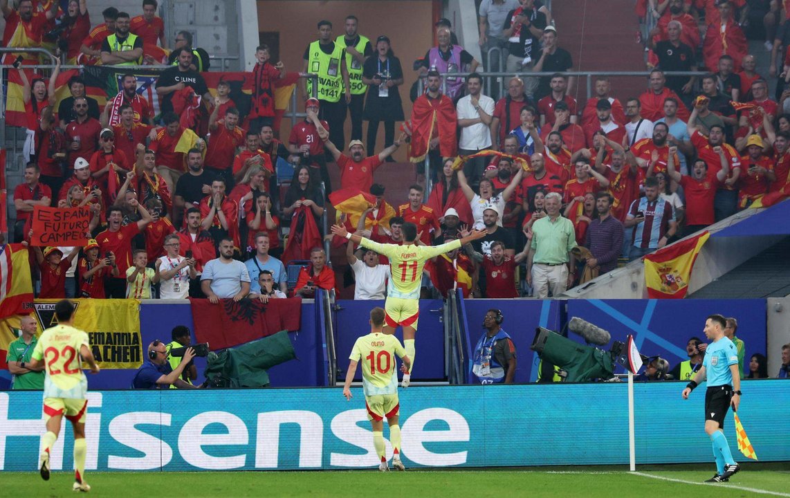 El delantero de España Ferran Torres (sobre la valla) celebra el 0-1 durante el partido del grupo B entre Albania y España en Düsseldorf, Alemania. EFE/EPA/CHRISTOPHER NEUNDORF