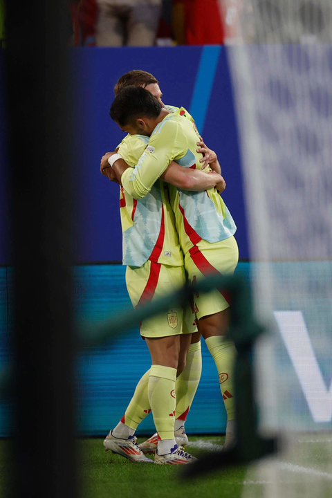 Los españoles Ferran Torres (d) y Dani Olmo durante el partido del grupo B entre Albania y España en Düsseldorf, Alemania.. EFE/ Alberto Estevez
