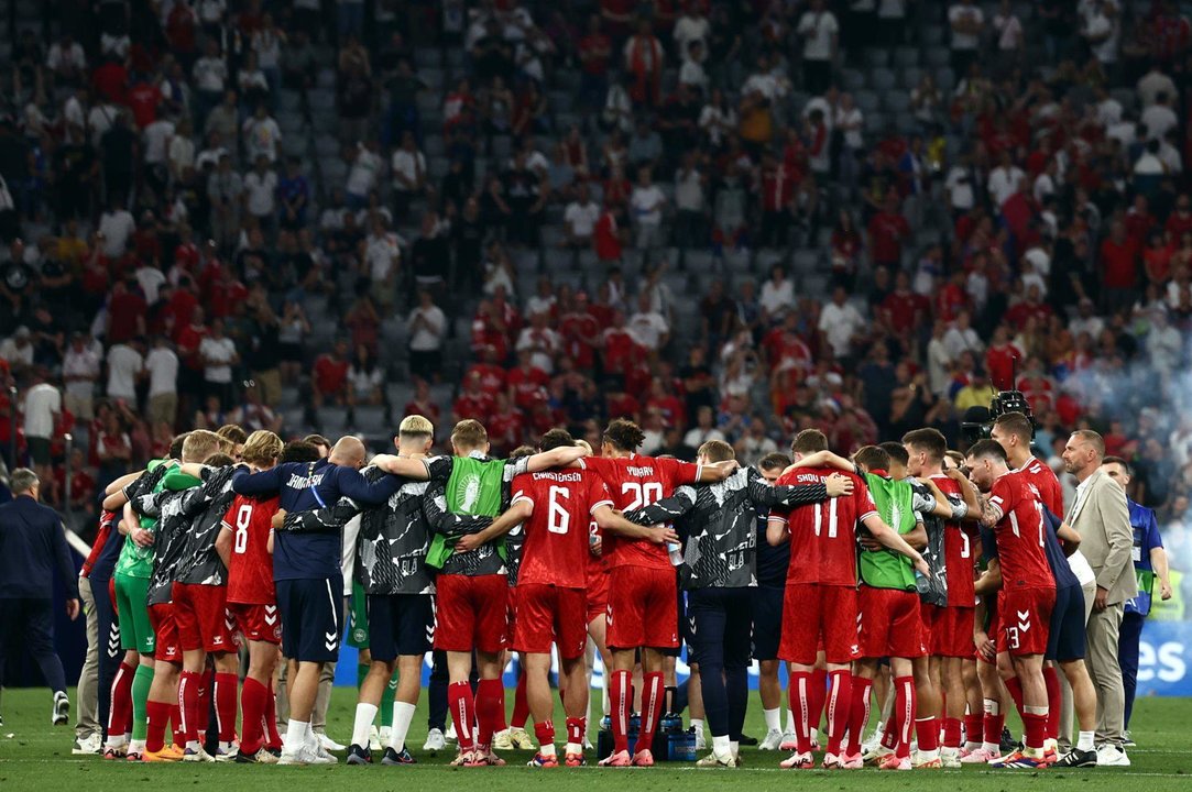 Lso jugaores de Dinamarca celebran la clasificación en Múnich, Alemania. EFE/EPA/ANNA SZILAGYI