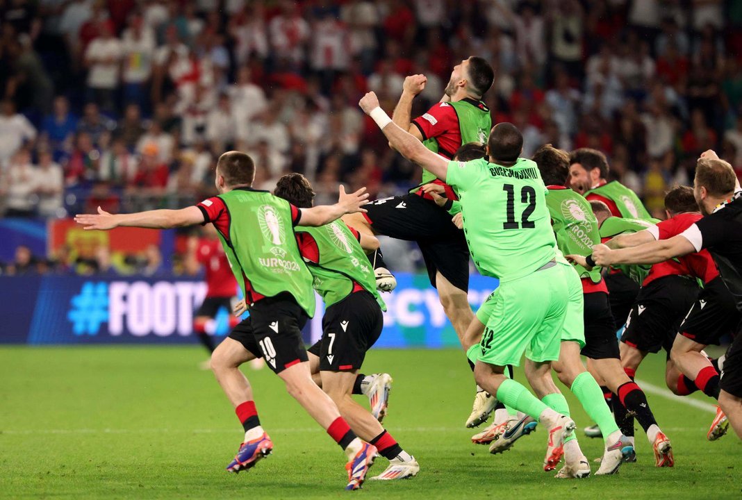 Los jugadores de Georgia celebran el pase a octavos en Gelsenkirchen, Alemania. EFE/EPA/GEORGI LICOVSKI