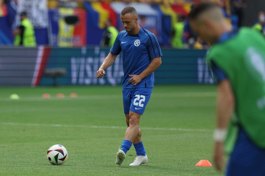 El jugador eslovaco Stanislav Lobotka calienta antes del partido de fútbol del grupo E de la Eurocopa 2024 entre Eslovaquia y Rumania, en Frankfurt Main, Alemania. EFE/EPA/MOHAMMED BADRA