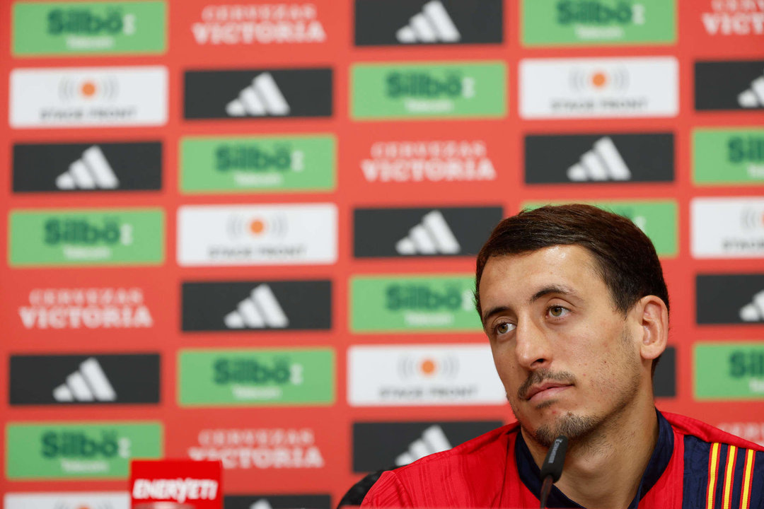 El jugador de la selección española Mikel Oyarzabal durante la rueda de prensa tras el entrenamiento en la localidad alemana de Donaueschingen, para preparar su próximo partido ante Alemania en cuartos de final de la Eurocopa 2024. EFE/J.J. Guillén