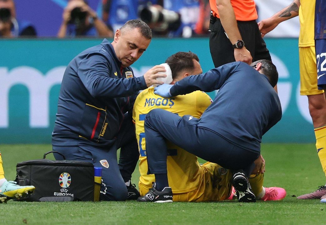 Vasile Mogos, defensa de la selección de Rumanía, tras recibir un golpe en la cabeza en el partido de octavos entre Rumanía y países Bajos en Múnich, Alemania. EFE/EPA/FRIEDEMANN VOGEL