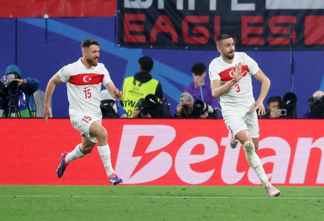 El central turco Merih Demiral celebra 0-2 durante el partido de octavos de final que han jugado Austria y Turquía en Leipzig, Alemania. EFE/EPA/CHRISTOPHER NEUNDORF