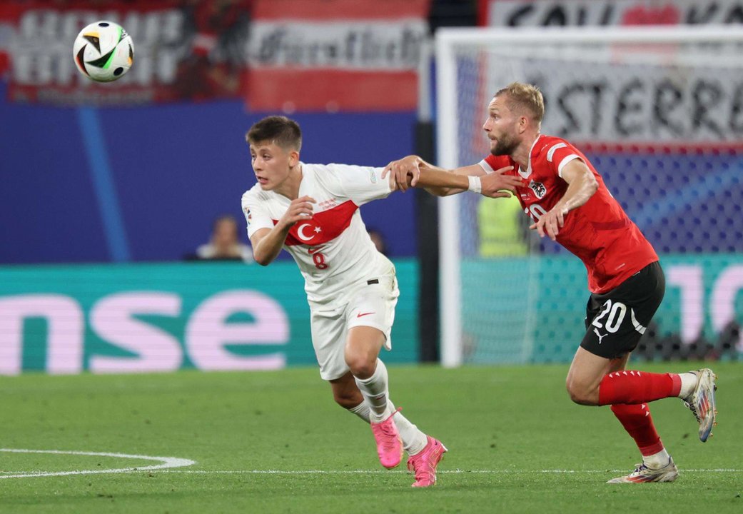 Arda Guler of Turkey (I) durante el partido de octavos de final que han jugado Austria y Turquía en Leipzig, Alemania.EFE/EPA/CHRISTOPHER NEUNDORF