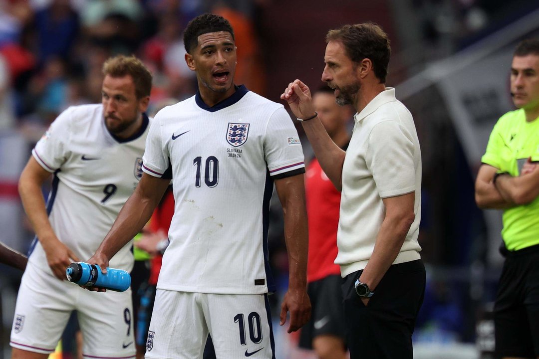 Jude Bellingham habla con el seleccionador inglés, Gareth Southgate. EFE/EPA/CHRISTOPHER NEUNDORF