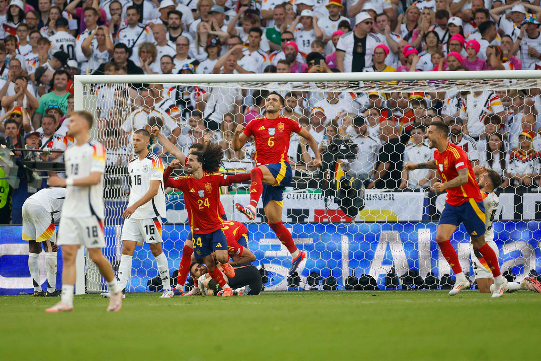 El centrocampista de España Mikel Merino (2d) celebra el segundo gol de su equipo en el partido de cuartos de final de la Eurocopa entre España y Alemania, este viernes en Stuttgart. EFE/ Alberto Estévez