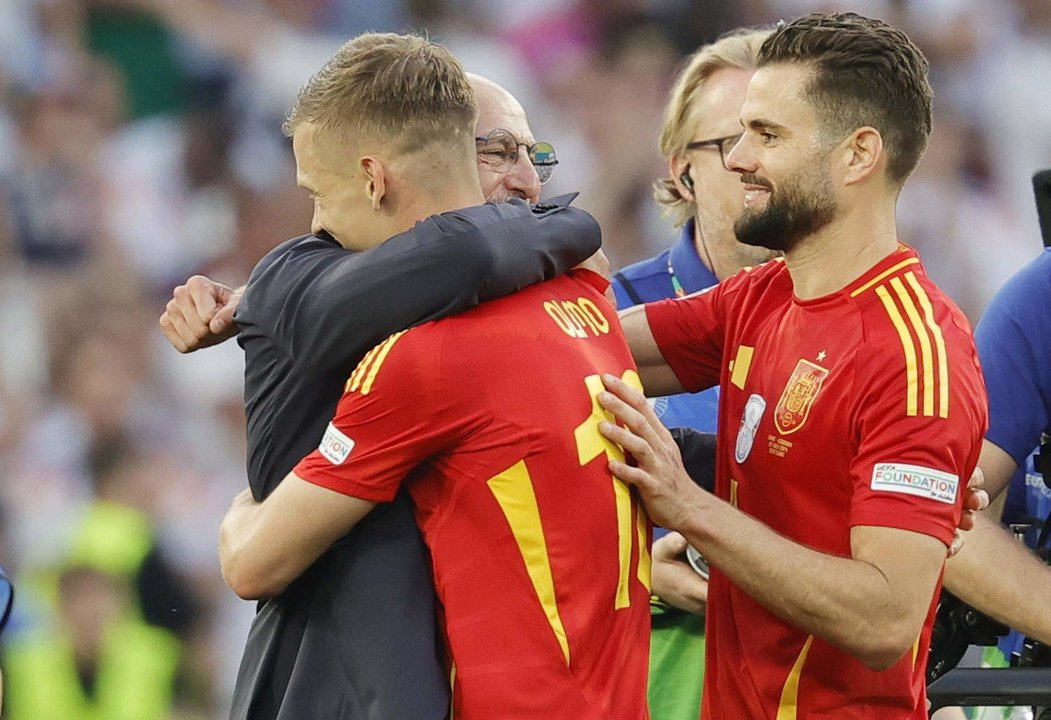 Dani Olmo recibe un abrazo del seleccionador español, Luis de la Fuente, tras la victoria ante Alemania en los cuartos de final de la Eurocopa. EFE/EPA/RONALD WITTEK