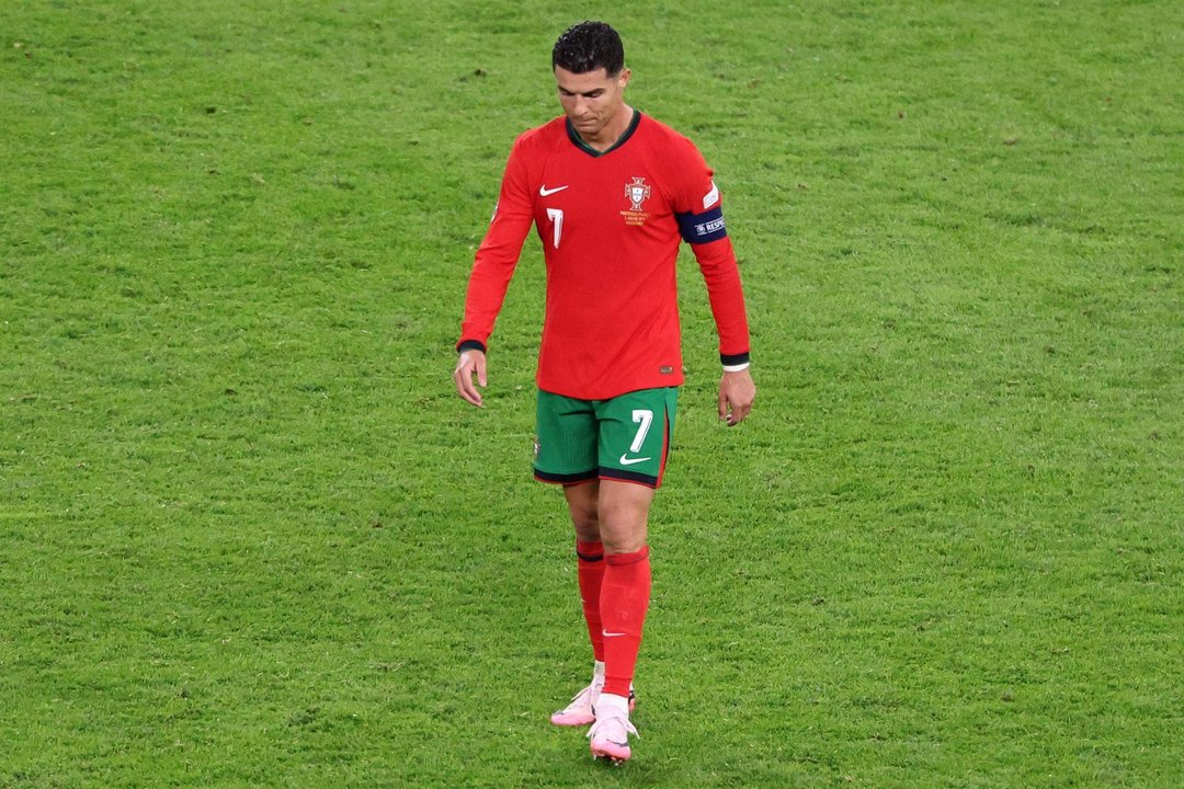 Cristiano Ronaldo tras el partido de cuartos de la Eurocopa que han jugado Francia y Portugal en Hamburgo, Alemania. EFE/EPA/ABEDIN TAHERKENAREH