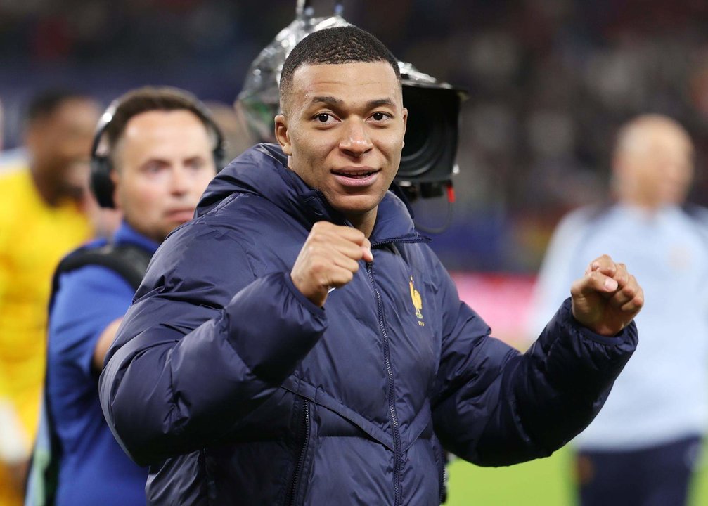 Kylian Mbappé celebra el pase de Francia a las semifinales de la Eurocpa tras ganar en los penaltis a Portugal. EFE/EPA/CHRISTOPHER NEUNDORF