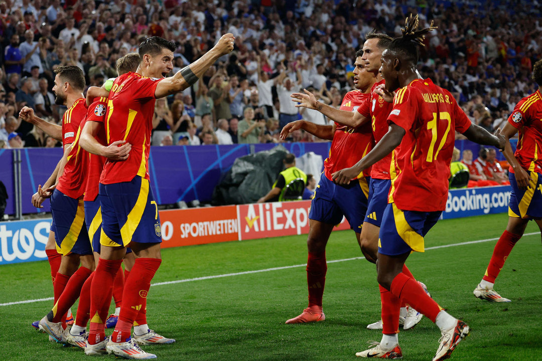 Los jugadores de la selección española celebran el segundo gol del combinado español durante el partido de semifinales de la Eurocopa de fútbol que España y Francia disputan en Múnich. EFE/Alberto Estevez