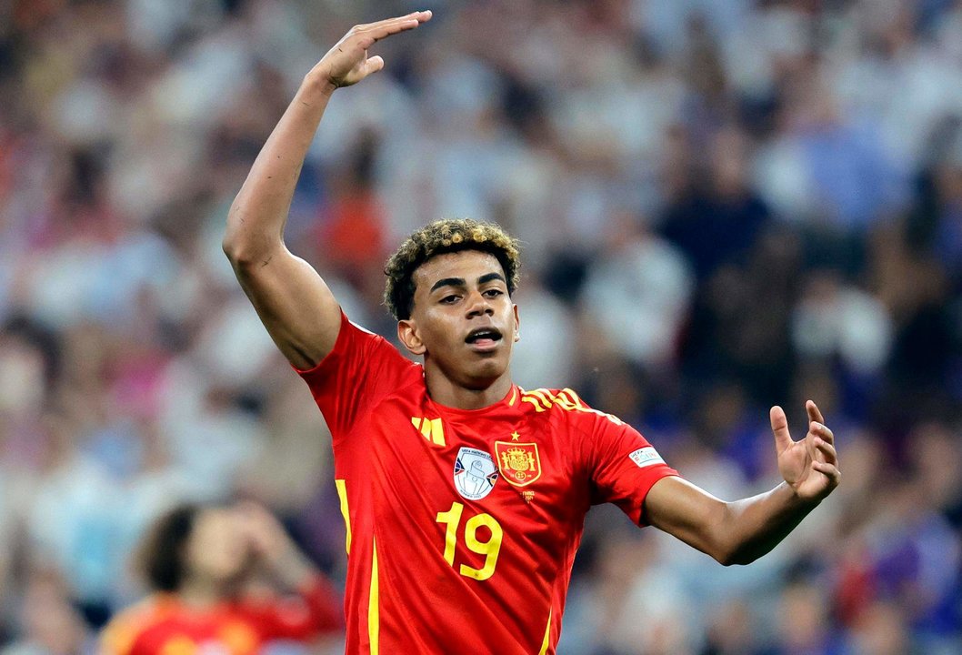 Lamine Yamal celebran el 2-1 durante el partido de semifinales de la Eurocopa de fútbol que España y Francia disputaron en Múnich.  EFE/EPA/RONALD WITTEK