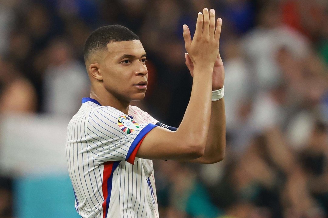 Kylian Mbappé tras la finalización del partido de semifinales de la Eurocopa de fútbol que España y Francia han disputado este martes en Múnich. EFE/EPA/CLEMENS BILAN