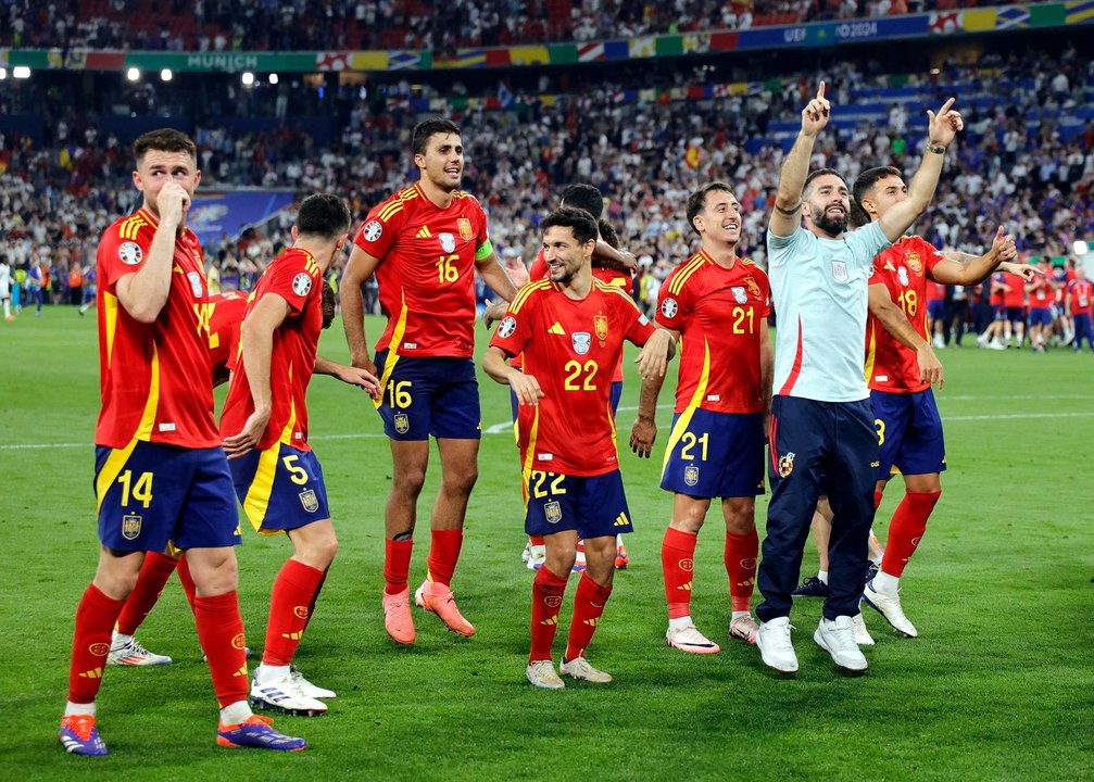 Los jugadores de España tras el partido de semifinales de la Eurocopa de fútbol que España y Francia disputan este martes en Múnich) EFE/EPA/RONALD WITTEK