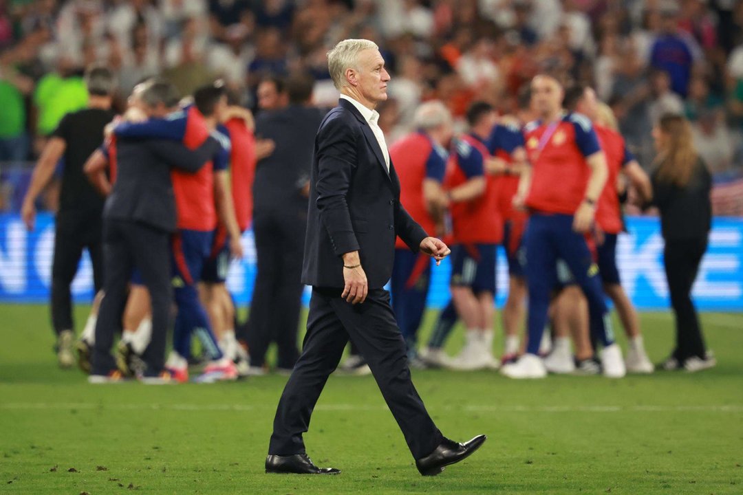 El seleccionador Didier Deschamps durante el partido de semifinales de la Eurocopa de fútbol que España y Francia disputan este martes en Múnich. EFE/EPA/CLEMENS BILAN