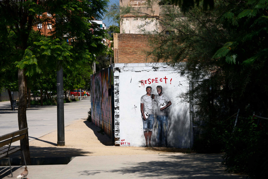 El artista urbano TVBoy, que a lo largo de su trayectoria ha retratado en sus graffitis a Messi, Alexia Putellas o Rosalia por las calles de Barcelona, ha pintado esta vez un mural pidiendo respeto para Lamine Yamal y Nico Williams, dos de las revelaciones de esta Eurocopa.La imagen, situada en el Parque de Glòries, refleja a los dos jóvenes del Barcelona y del Athletic Club de Bilbao, de 16 y 21 años, respectivamente, sonrientes y con un balón bajo el brazo con el mensaje en inglés '¡Respeto!' en la parte superior y en rojo.EFE/ Quique García