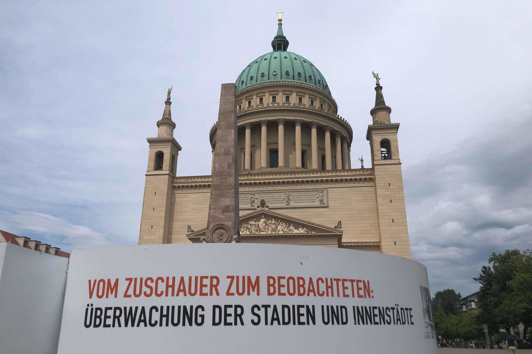 Una exposición en Potsdam reaviva el recuerdo de cómo el aparato represivo de la República Democrática de Alemania (RDA) vigiló a los aficionados al fútbol del este germano, como aquel hincha fotografiado por llevar en su chaqueta vaquera parches con escudos de equipos de fútbol que disgustaban a las autoridades comunistas. EFE/ Salvador Martínez