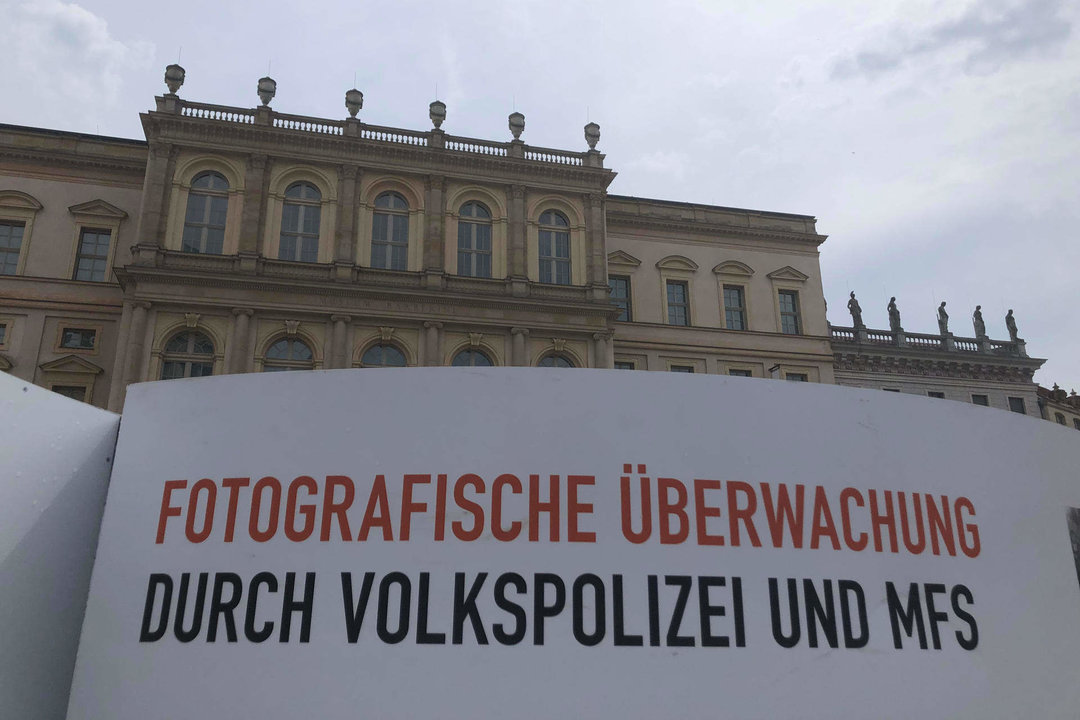 Una exposición en Potsdam reaviva el recuerdo de cómo el aparato represivo de la República Democrática de Alemania (RDA) vigiló a los aficionados al fútbol del este germano, como aquel hincha fotografiado por llevar en su chaqueta vaquera parches con escudos de equipos de fútbol que disgustaban a las autoridades comunistas. EFE/ Salvador Martínez