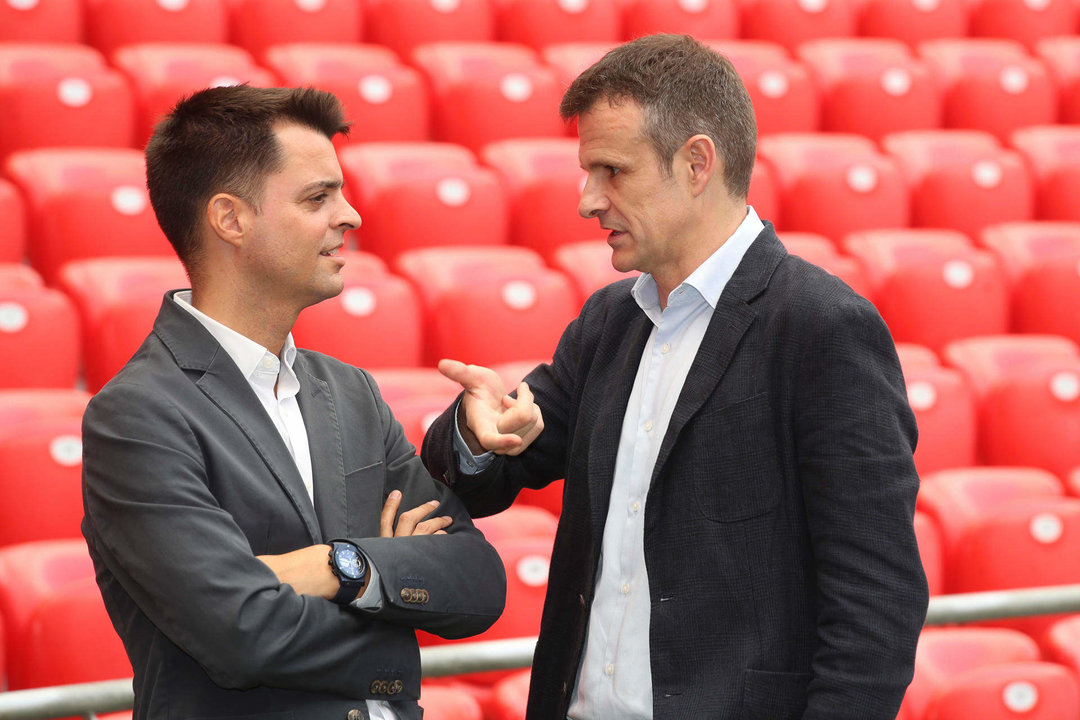 El presidente del Athletic Club, Jon Uriarte, (d) junto al director deportivo Mikel González (i) este jueves . EFE/Luis Tejido