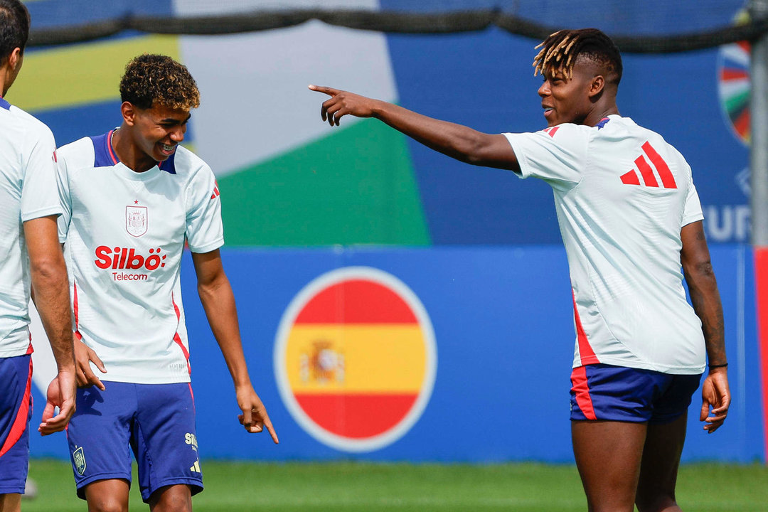 Los jugadores de la selección española Nico Williams (d) y Lamine Yamal (i) durante el entrenamiento realizado este jueves. EFE/J.J. Guillén