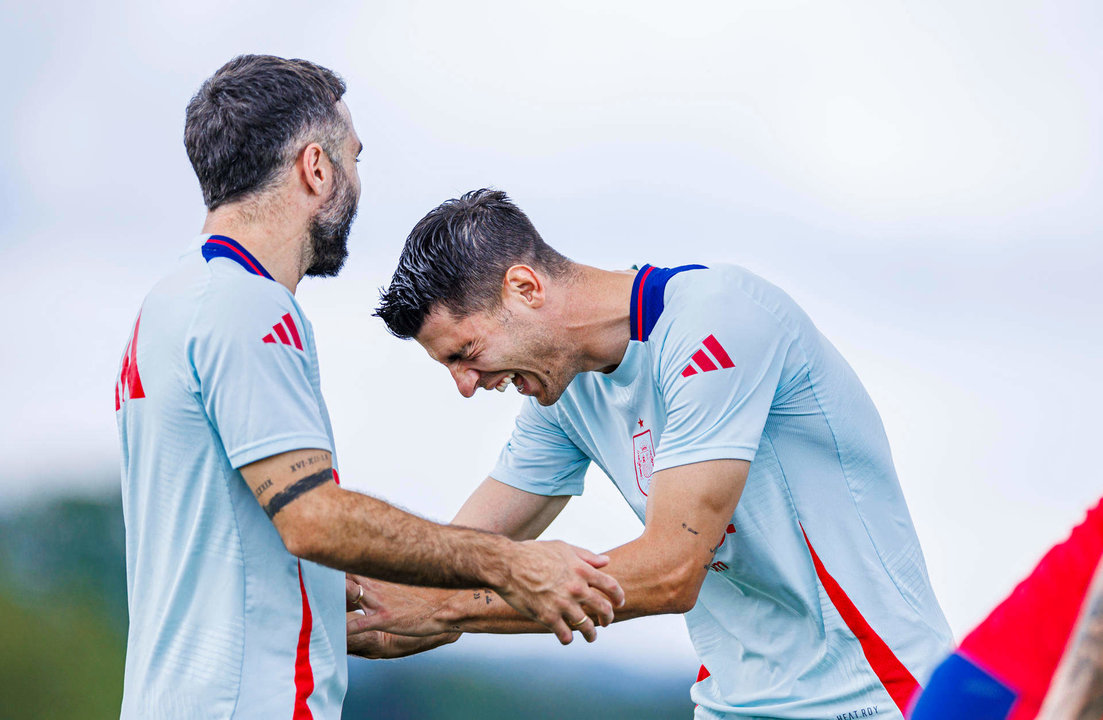 DONAUESCHINGEN (ALEMANIA), 11/07/2024.- Los jugadores de la selección española Álvaro Morata (d) y Dani Carvajal (i), durante el entrenamiento realizado este jueves en su cuartel general de Donaueschingen, donde el combinado prepara el partido de la final de la Eurocopa 2024 que disputarán ante la selección de Inglaterra el próximo domingo en el Olympiastadion de Berlín. EFE/RFEF/Pablo García  *****SOLO USO EDITORIAL/SOLO DISPONIBLE PARA ILUSTRAR LA NOTICIA QUE ACOMPAÑA (CRÉDITO OBLIGATORIO) *****